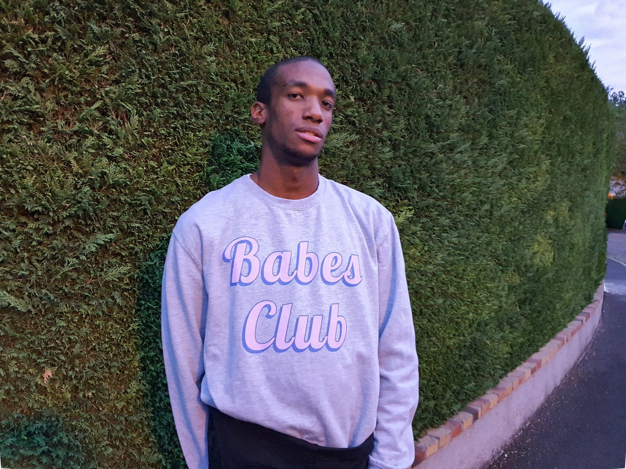 Antoine pose pour lgf avec le sweat-shirt gris imprimé babes club