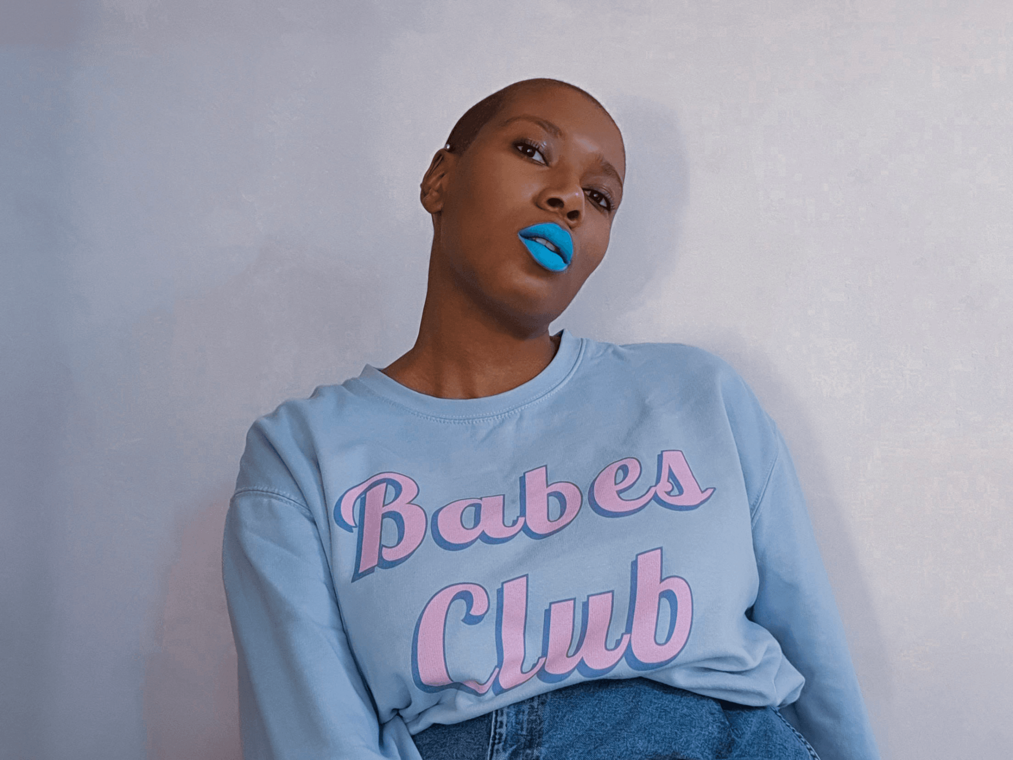 Babes club et jean : le look bleu de Fassi.